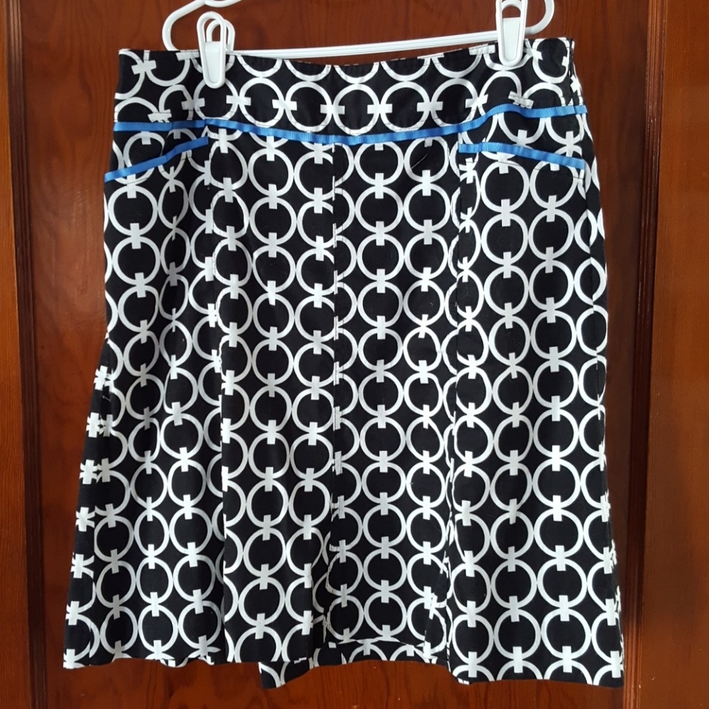 Black and white Patterned skirt with pockets